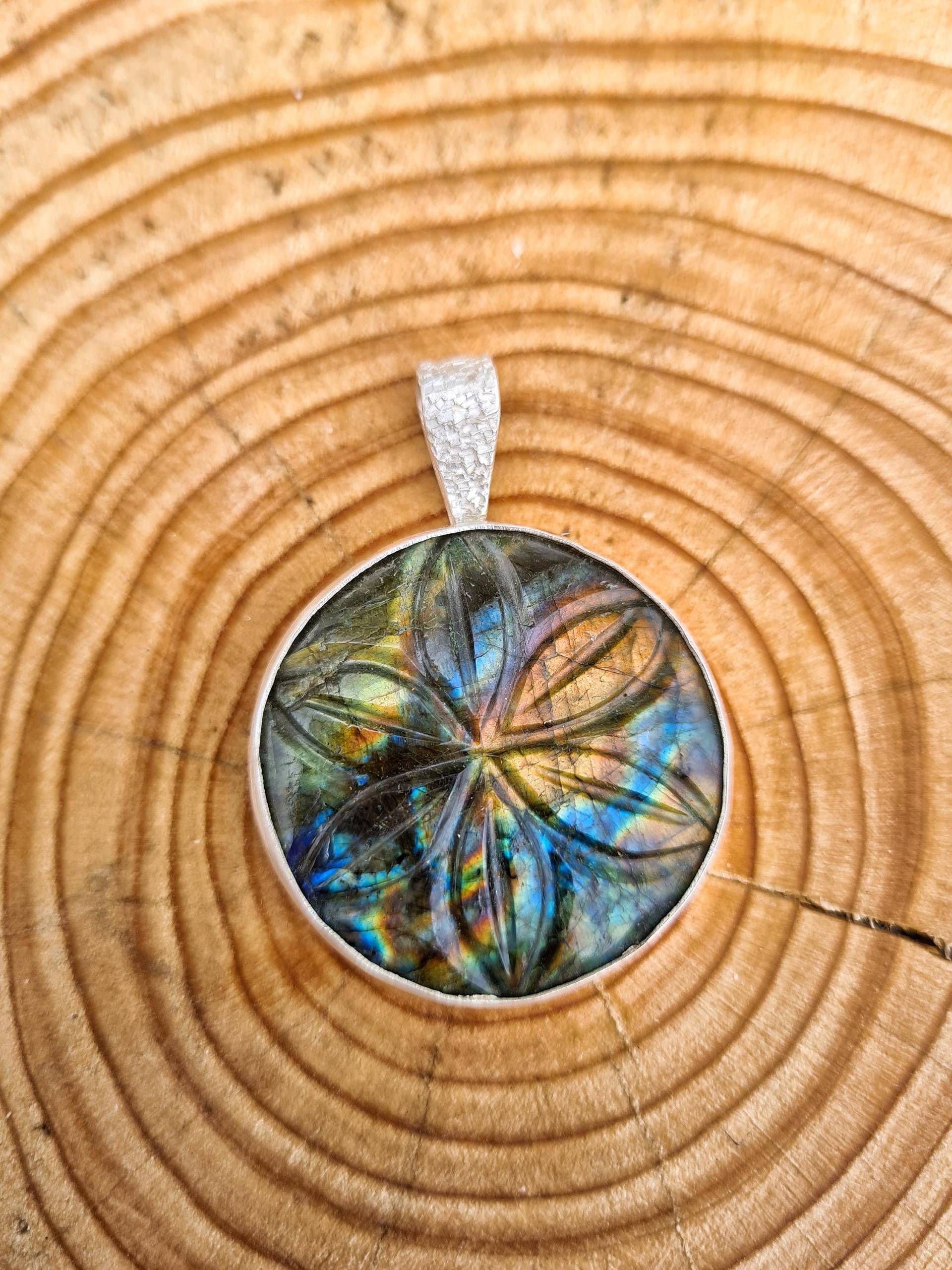Leuchtender Labradorit Blume Energie Schutz Anhänger Feinsilber Boho Hippie Bohemian Handgemacht Mit Liebe Unikat Fantasie Schmuck Leuchtender Labradorit Blume Energie Schutz Anhänger Feinsilber Boho Hippie Bohemian Handgemacht Mit Liebe Unikat Fantasie Schmuck von SuryasMoon