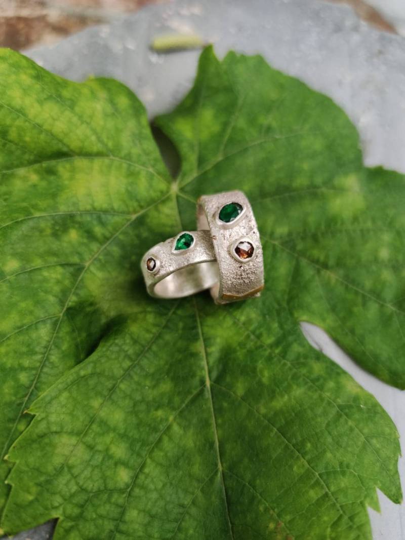 Partner, Freundschaft Und Verlobungs Eheringe Design Ideen in Feinsilber Gold Boho Hippie Handgemachtes Unikat Yoga Engel Heilstein von SuryasMoon