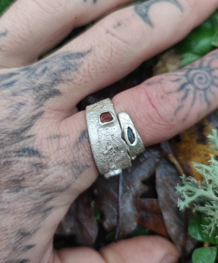 Roher Saphir Wickelring Mit 24K Gold Und Feinsilber Handgemachtes Unikat Boho Hippie Engel Heilstein Farben Roher Edelstein Roher Saphir Wickelring Mit 24K Gold Und Feinsilber Handgemachtes Unikat Boho Hippie Engel Heilstein Farben Roher Edelstein von SuryasMoon