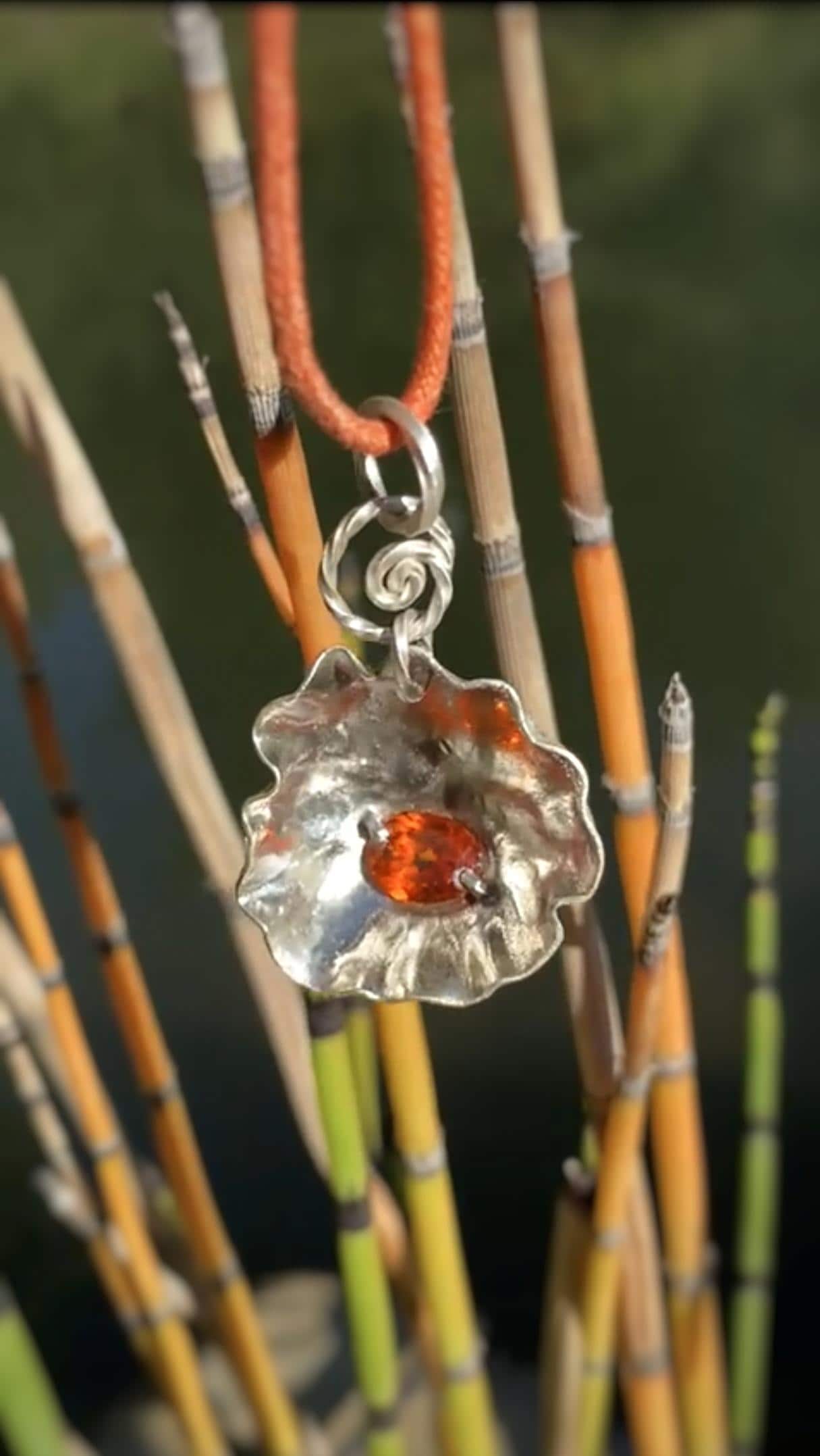 Spiral Blume Seltener Mandarin Granat Feinsilber Handgemachtes Unikat Natur Fantasie Schmuck Engel Boho Hippie Bohemian Spiral Blume Seltener Mandarin Granat Feinsilber Handgemachtes Unikat Natur Fantasie Schmuck Engel Boho Hippie Bohemian von SuryasMoon