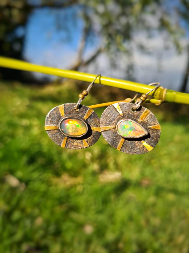 Sun Opal Ohringe 24 K Gold & Feinsilber Handgemacht Unikat Bohemian Boho Hippie Statement Fein Sonnen Schmuck von SuryasMoon