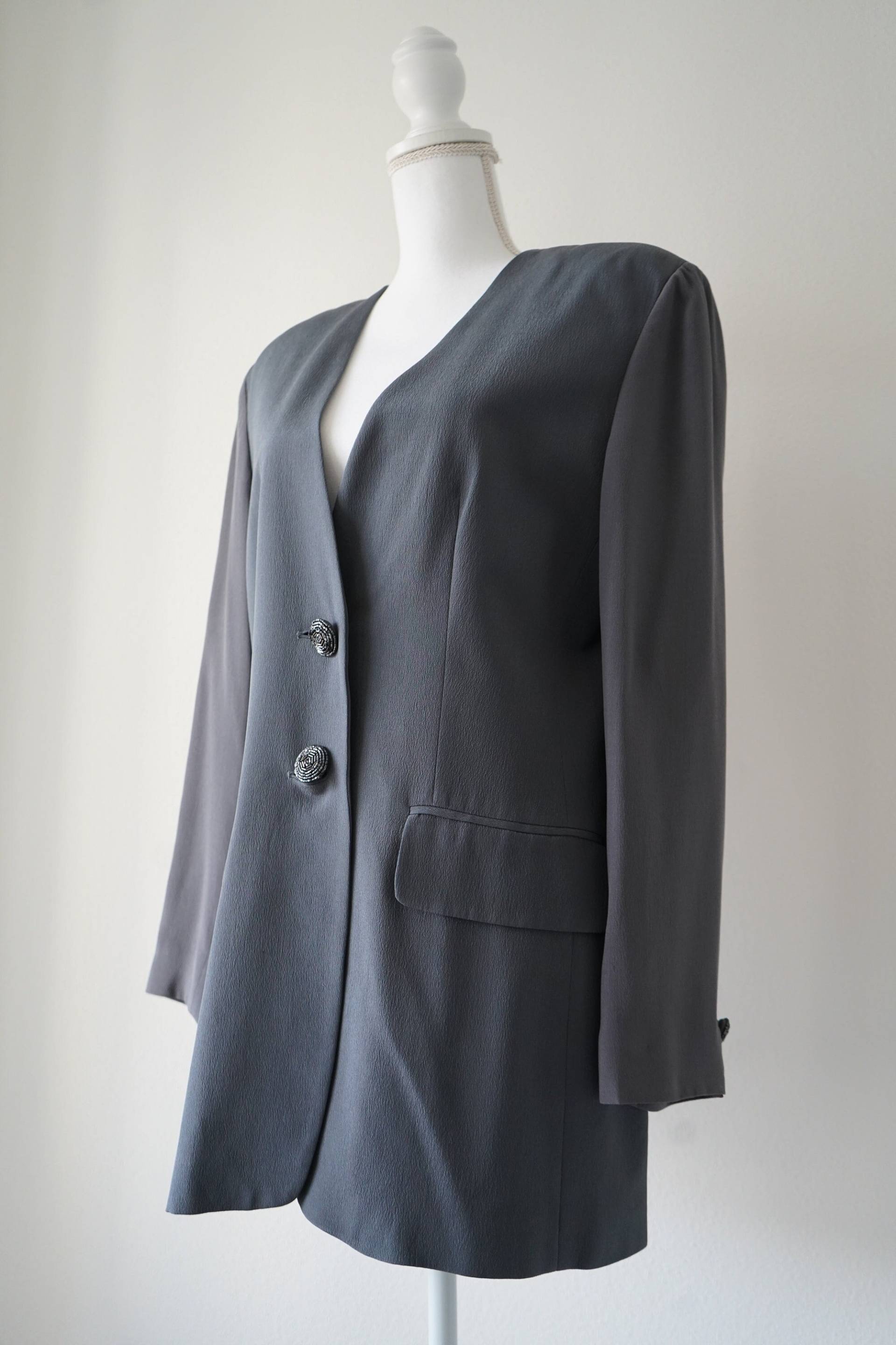 Edles 3 Tlg. Laurel Kostüm | Blazer, Weste, Rock Grau Mit Grauen Pailletten, 100% Seide, Gr. 40 + 42 42, Guter Vintagezustand Edles 3 Tlg. Laurel Kostüm | Blazer, Weste, Rock Grau Mit Grauen Pailletten, 100% Seide, Gr. 40 + 42 42, Guter Vintagezustand von SusTreasures