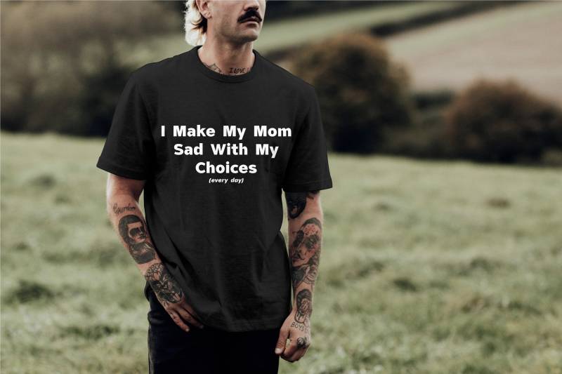 Ich Mache Meine Mutter Traurig Mit Meiner Wahl Lustiges Grafik-T-Shirt, Lustiges T-Shirt, Meme Verfluchtes Virales Lustiger Mann Geschenk Hässliches von SusVibez