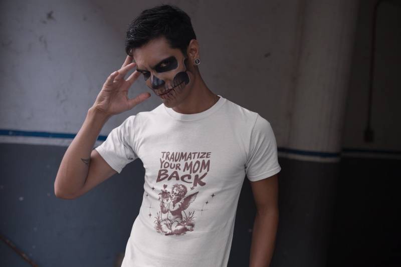 Traumatisieren Sie Ihre Mutter Lustiges Grafik-T-Shirt, Offensive T-Shirt, Verfluchtes Unhinged Mama Probleme Meme Viral T-Shirt von SusVibez