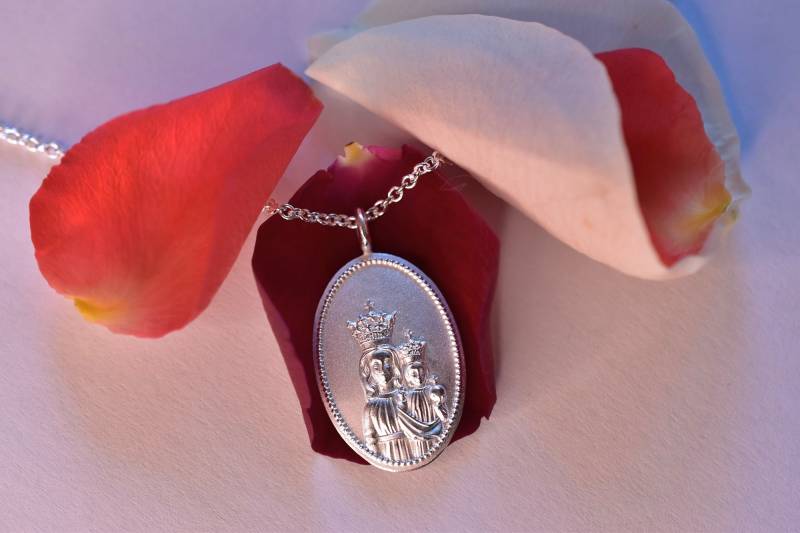 Schutz- Und Segensamulett "Maria Himmelskönigin" Aus Massivem 925Er Silber, Feinsilber Plattiert - Mit Passender Ankerkette Schutz- Und Segensamulett "Maria Himmelskönigin" Aus Massivem 925Er Silber, Feinsilber Plattiert - Mit Passender Ankerkette von SusaMaria