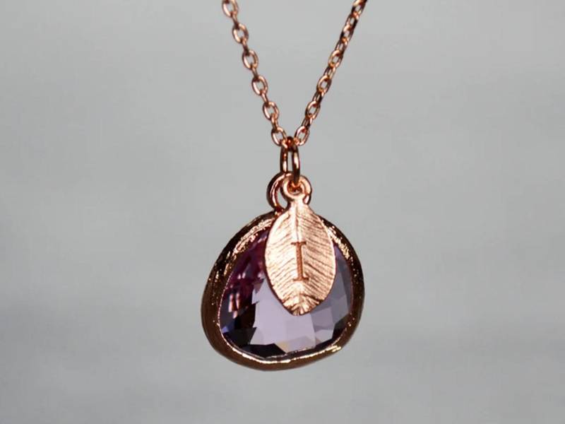 Februar Geburtsstein Halskette, Lila Stein Wassermann Brautjungfer Benutzerdefinierte Initial Halskette von Susabellas