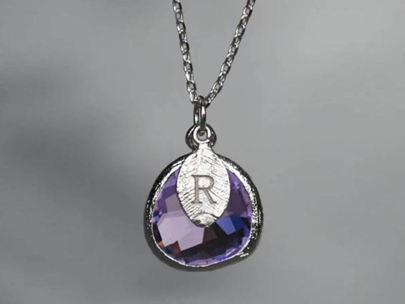 Flieder Stein Halskette, Februar Birthstone Wassermann Brautjungfer Benutzerdefinierte Initial Halskette von Susabellas