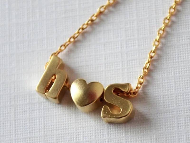 Personalisierte Buchstabe Halskette - Brautjungfer Geschenk Blumenmädchen Für Mutter Der Braut Mama Sie Serif Letter Style von Susabellas