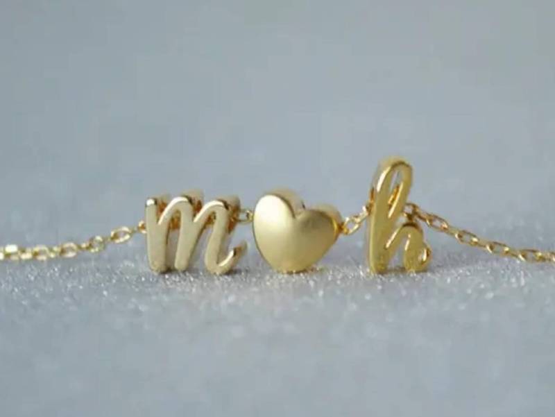 Personalisierte Buchstaben Halskette - Brautjungfer Geschenk Blumenmädchen Für Mutter Der Braut Sie von Susabellas