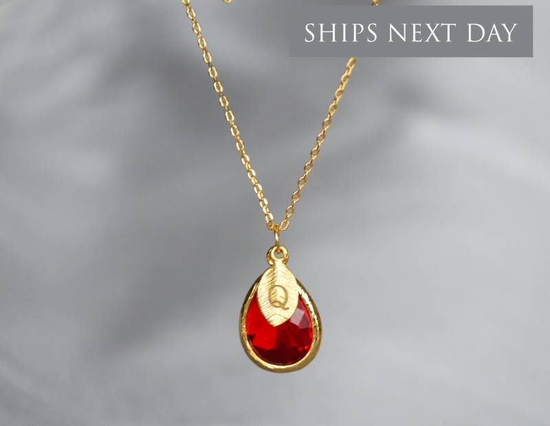 Personalisierte Rot Rubin Teardrop Anhänger Halskette Anfangsblatt Charm, Juli Geburtsstein von Susabellas
