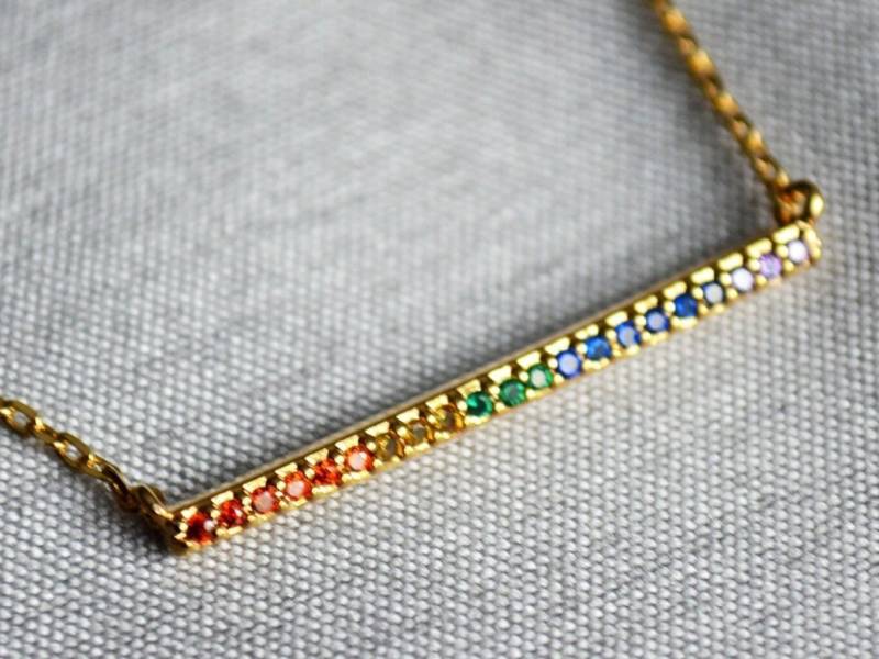 Regenbogen Bar Anhänger Ein Stilvolles Symbol Für Die Feier Von Liebe, Inklusivität Und Freundschaft von Susabellas