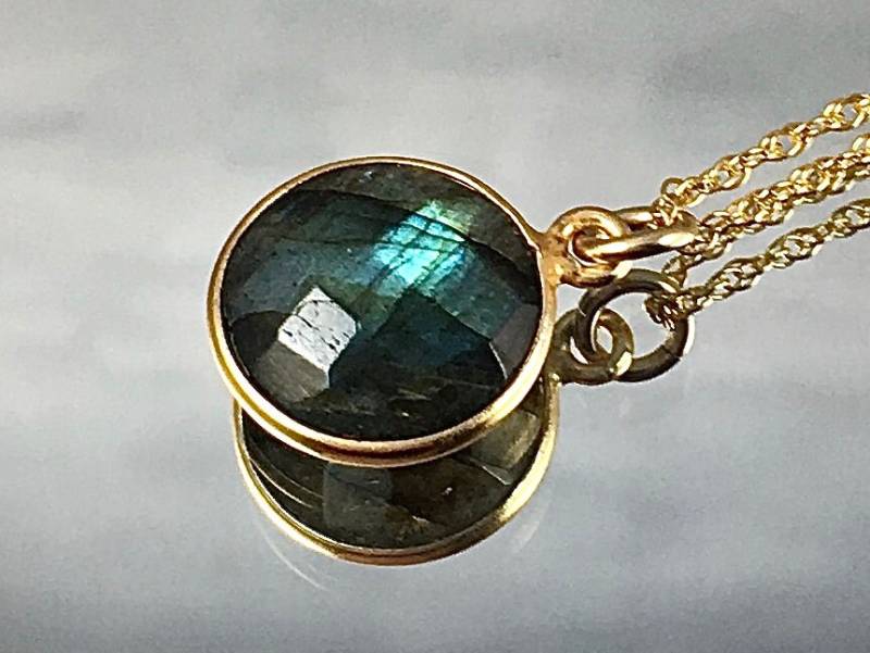 Blauer Blitz Labradorit Anhänger Vergoldete Lünette Beidseitig Blitzen Brilliantly Wear Alone Oder Layer Stone Wird Mit Jedem Atemzug Blauer Blitz Labradorit Anhänger Vergoldete Lünette Beidseitig Blitzen Brilliantly Wear Alone Oder Layer Stone Wird Mit Jedem Atemzug von SusanDolphinDelaney