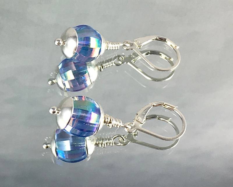 Dinner Date Ohrringe Vintage West German Crystal Blue Mit Pink Aurora Borealis Beschichtung Konstantes Spiel Von Blauem Lavendel Und Faszinierend Dinner Date Ohrringe Vintage West German Crystal Blue Mit Pink Aurora Borealis Beschichtung Konstantes Spiel Von Blauem Lavendel Und Faszinierend von SusanDolphinDelaney