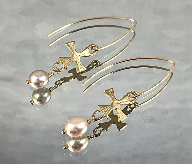 Gold Bronze Kreuze Mit Pfirsich Gold Edison Perlen Filled Marquis Ohrhaken Sehr Leicht Einfach Minimalistisch Klassisch Zu Tragen Gold Bronze Kreuze Mit Pfirsich Gold Edison Perlen Filled Marquis Ohrhaken Sehr Leicht Einfach Minimalistisch Klassisch Zu Tragen von SusanDolphinDelaney