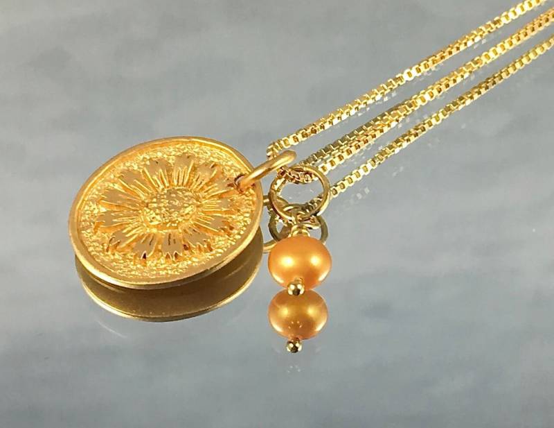 Gold Vermeil Sonnenblume Anhänger Gold Filled Heirloom Kette 5 Mm Goldene Süßwasserperle Einfach Elegant Ein Signature Piece, Das Sich Gut Gold Vermeil Sonnenblume Anhänger Gold Filled Heirloom Kette 5 Mm Goldene Süßwasserperle Einfach Elegant Ein Signature Piece, Das Sich Gut von SusanDolphinDelaney
