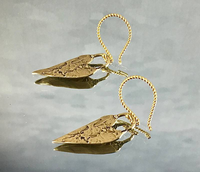 Lebenslange Devotion Ohrringe Artisan Gold Bronze Herzen Twisted Vermeil Ohrhaken Die Einzigen Ohrringe, Sie Für Eine Reise Benötigen Erbstück Lebenslange Devotion Ohrringe Artisan Gold Bronze Herzen Twisted Vermeil Ohrhaken Die Einzigen Ohrringe, Sie Für Eine Reise Benötigen Erbstück von SusanDolphinDelaney