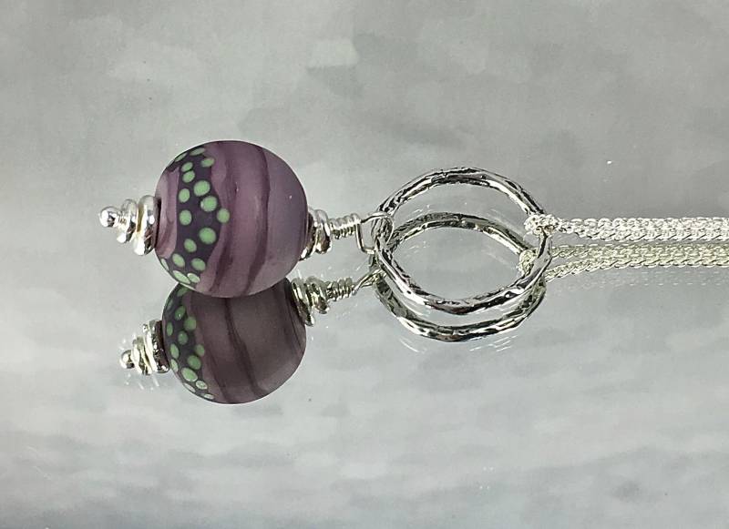 Purple Rain Artisan Lampwork Soft Grape Green Dots Einfache Sterling Silber Weizen Kette Handwerklich Gemacht Ohrringe Tragen Allein Oder Schicht It von SusanDolphinDelaney