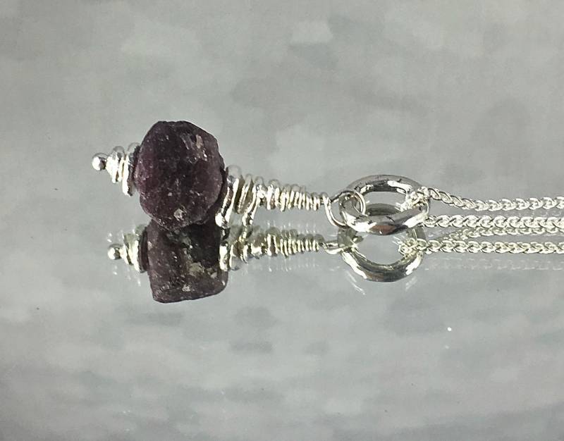 Raw Ruby Anhänger Sterling Silber Weizen Kette Echter Rubin Büro Zu Casual Classic Einzigartige Massiv Ring Schichten Wunderschön Raw Ruby Anhänger Sterling Silber Weizen Kette Echter Rubin Büro Zu Casual Classic Einzigartige Massiv Ring Schichten Wunderschön von SusanDolphinDelaney