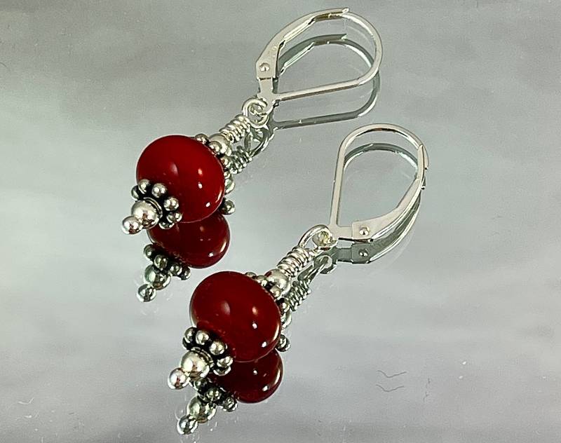 Splendid Solid Red Lampenarbeit Ohrringe. Akzentuiert Mit Sterling Silber Spacers Und Perlen. Schlicht. Klassisch. Büro. Zoomen. Jeansblau von SusanDolphinDelaney