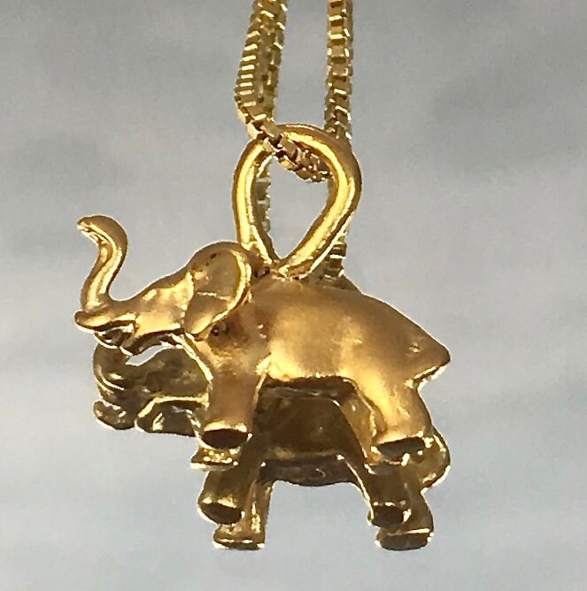Vermeil Lucky Elephant Gold Vermeil 24K Über Sterling Silber Glück Satin Finish Fill Kette Minimalist Wear Alone Oder Layer Vermeil Lucky Elephant Gold Vermeil 24K Über Sterling Silber Glück Satin Finish Fill Kette Minimalist Wear Alone Oder Layer von SusanDolphinDelaney