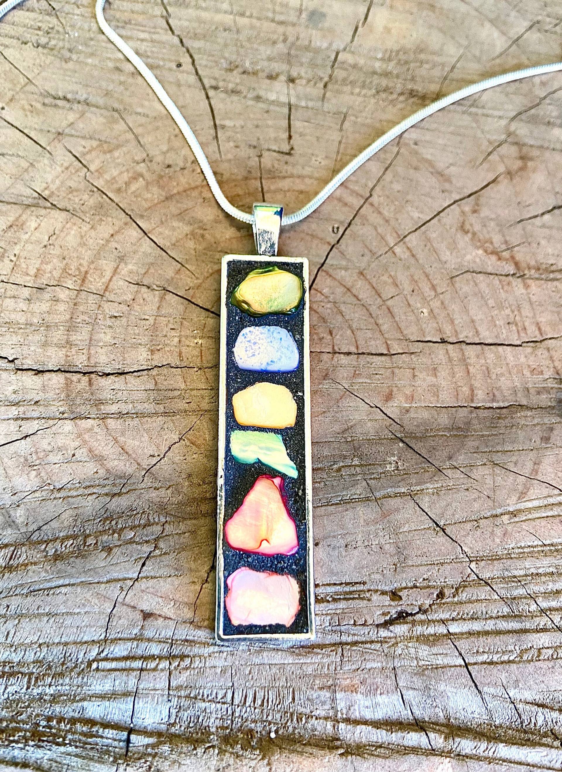 Halb Kostbare Abalone-Steinstücke Zu Einem Einzigartigen Anhänger An Einer 10-Zoll-Schlangenkette Aus Sterlingsilber Recycelt Halb Kostbare Abalone-Steinstücke Zu Einem Einzigartigen Anhänger An Einer 10-Zoll-Schlangenkette Aus Sterlingsilber Recycelt von SusanGoodeDesigns