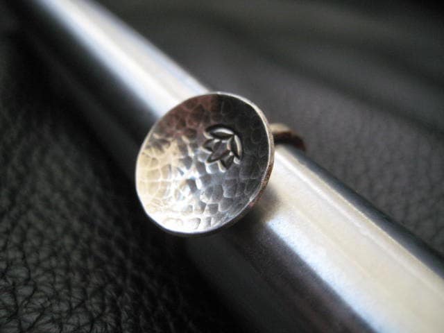 Personalisierte Hand Gestempelt Ring Band Schmuck Mit Silber Charm Lotus von SusanKJewelry