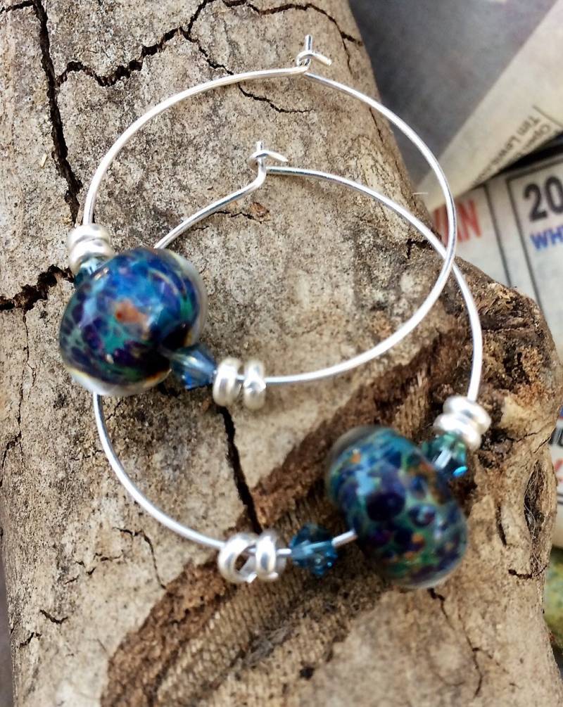Sterling Silber Hoop Und Blauen Boro Perle Ohrringe, Creolen, Blue Bead Ohrringe Statement von SusanKlekarDesigns