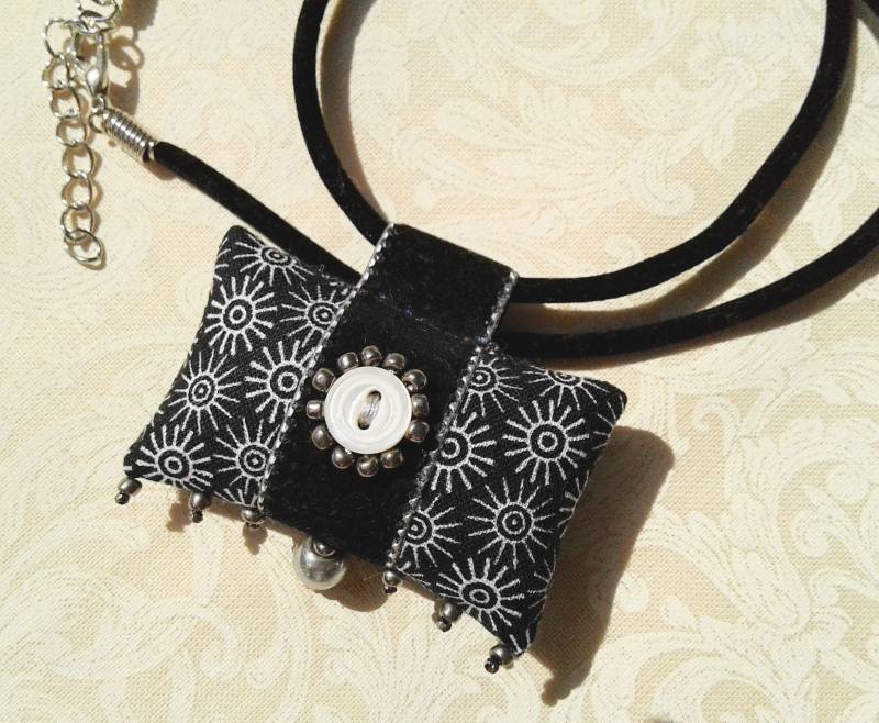 Schwarz-Weißer Stoffanhänger Mit Perlmuttknopf, Textilkunst, Statement-Schmuck von SusanStahlDesign