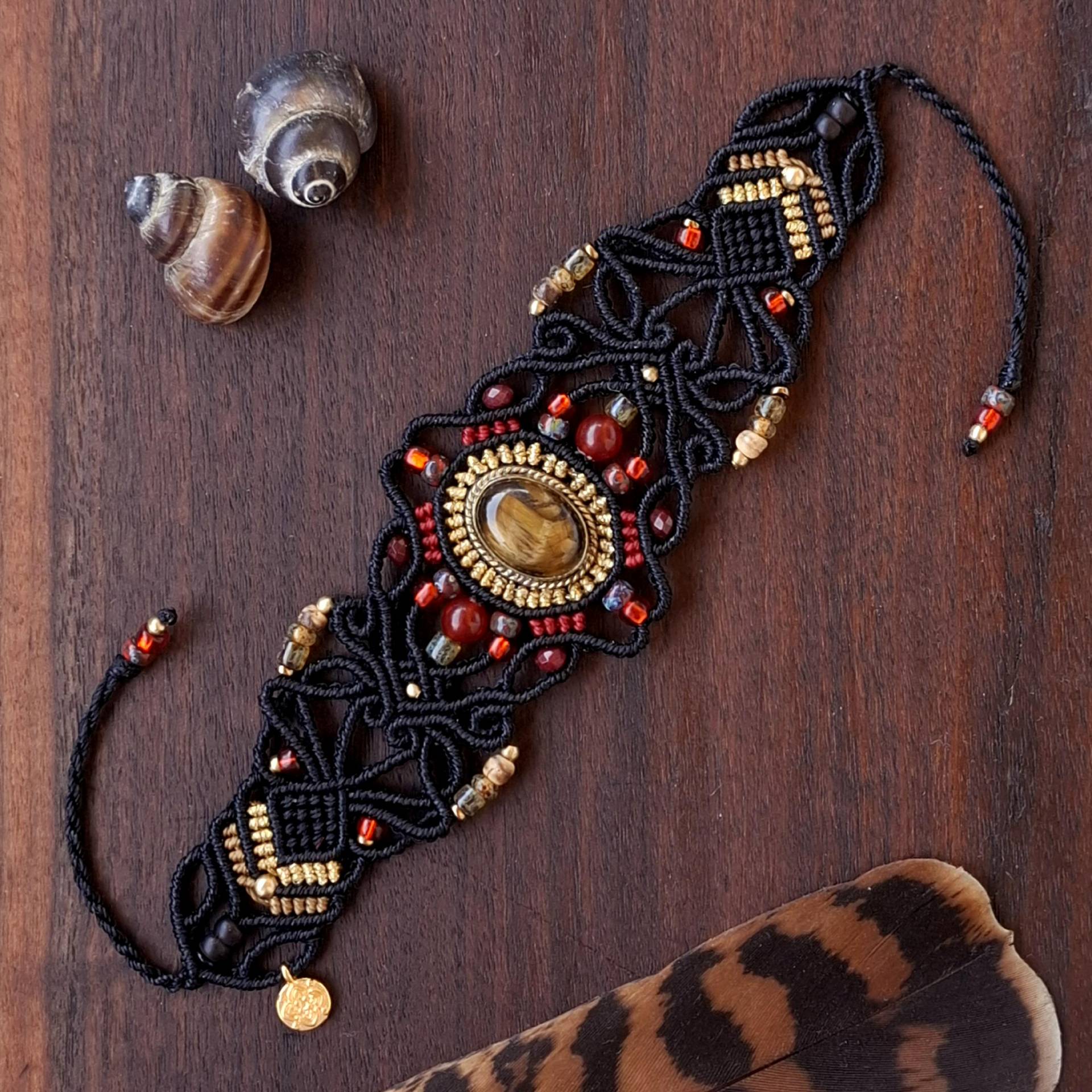 Schwarzes Armband Mit Tigerauge Und Perlen in Mikromakramee von SusannaMacrame