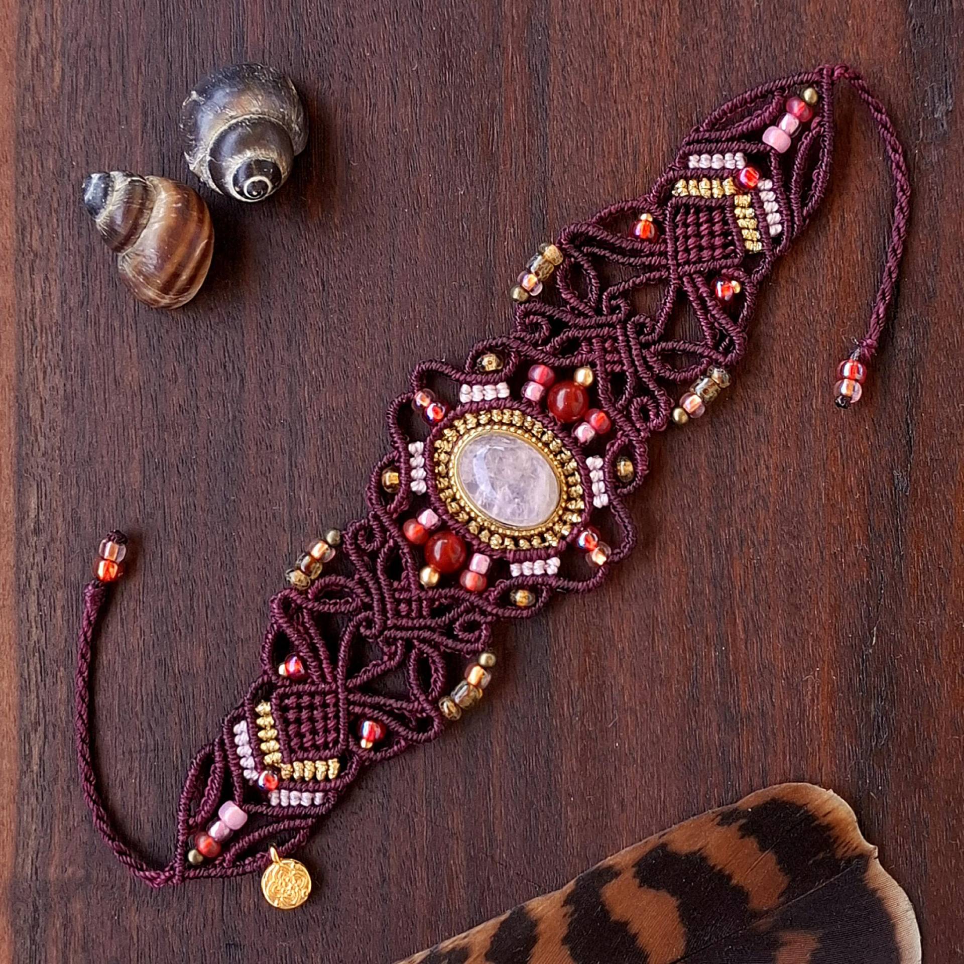 Weinrotes Armband Mit Rosenquarz Und Perlen in Mikromakramee von SusannaMacrame