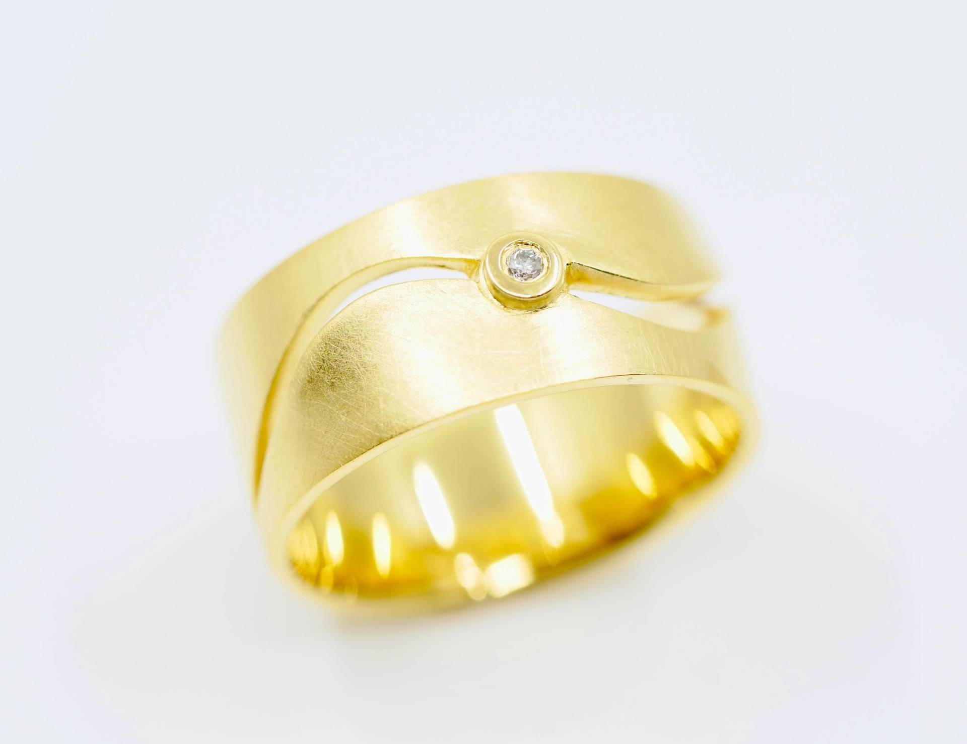 Breiter Goldener Ring Mit Brillant Größe 55, 5 von SusanneKringsSchmuck