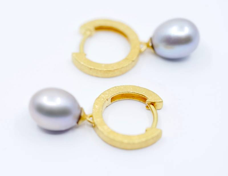 Creole Gold Mit Grauer Perle von SusanneKringsSchmuck