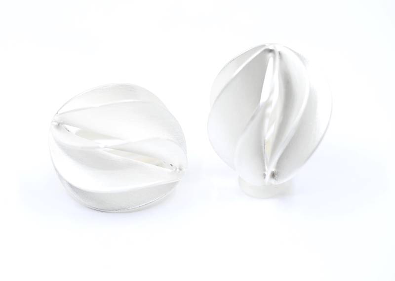 Extravagante Silberne Ohrclips von SusanneKringsSchmuck