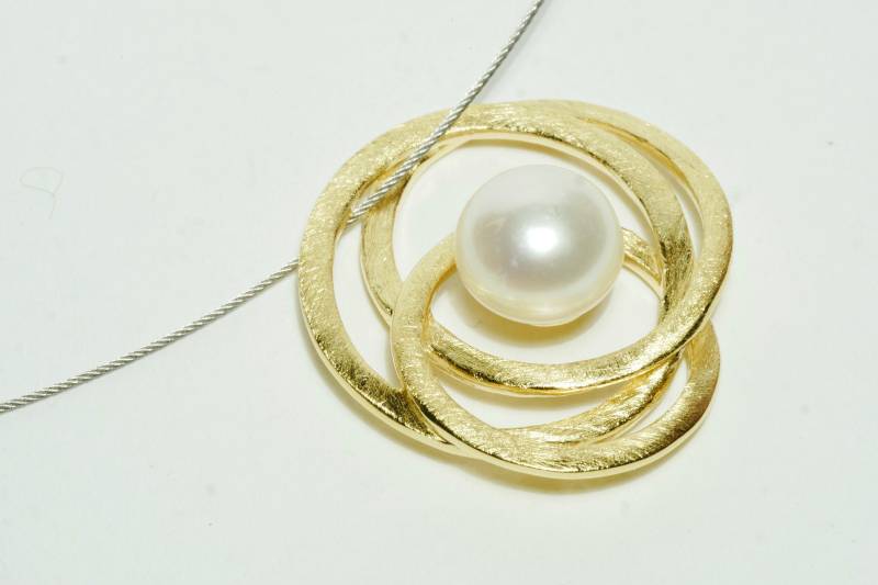 Gold Anhänger Mit Perle Und Halsreifen von SusanneKringsSchmuck