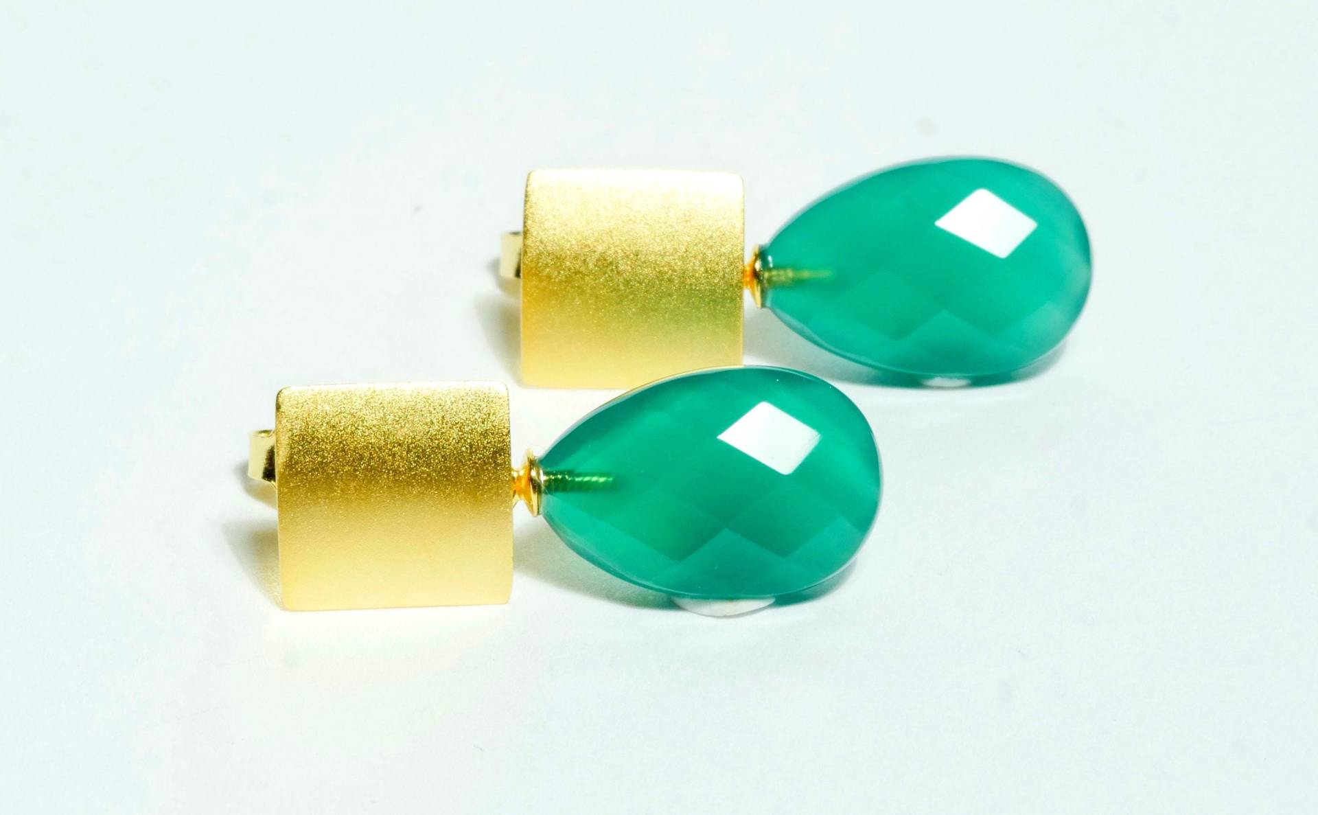 Goldene Ohrringe Mit Grünem Stein von SusanneKringsSchmuck