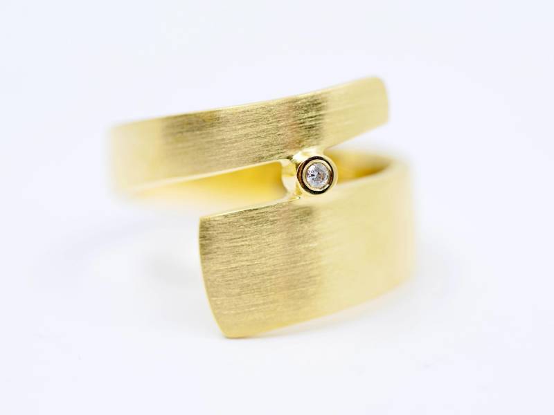 Goldener Brillant Ring Größe 52 von SusanneKringsSchmuck