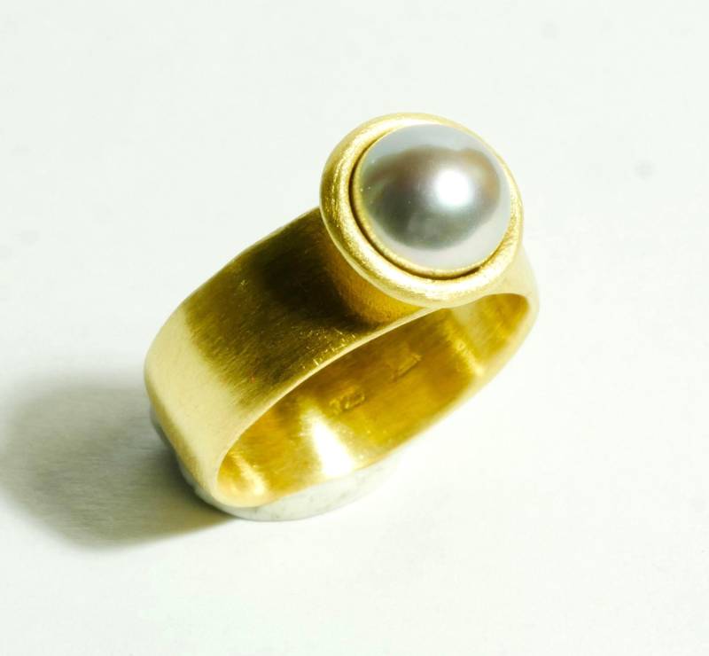 Goldener Ring Mit Grauer Perle Größe 55 von SusanneKringsSchmuck