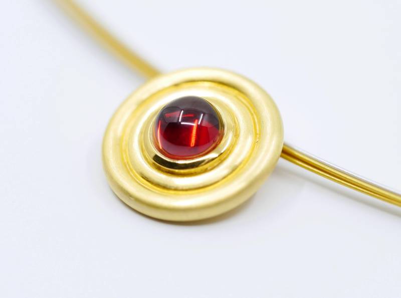 Granat Anhänger Gold von SusanneKringsSchmuck