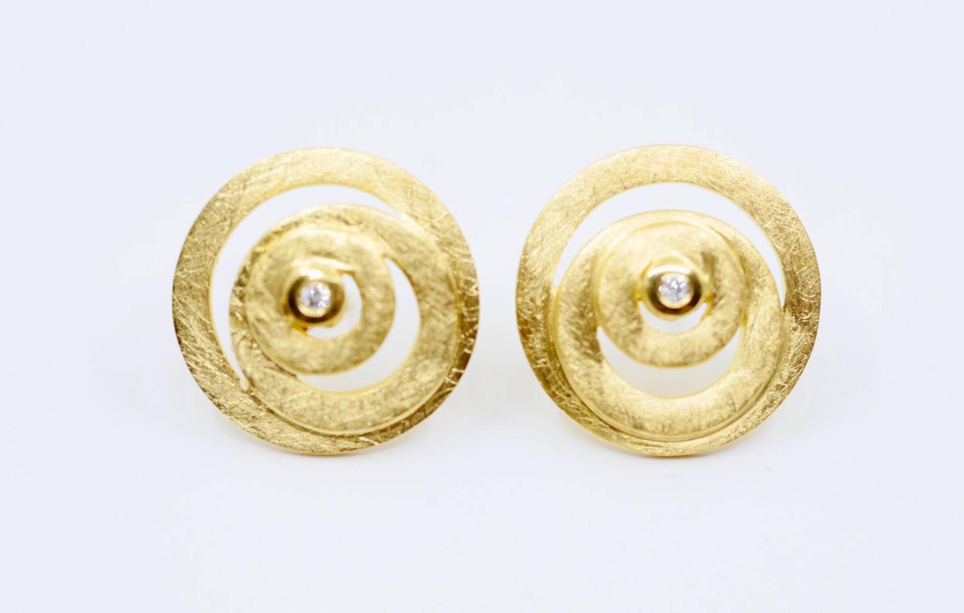 Große Runde Goldene Ohrringe Mit Brillant von SusanneKringsSchmuck