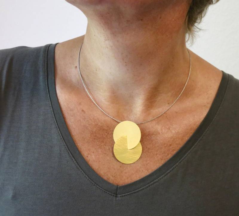 Großer Goldener Anhänger Mit Halsreifen von SusanneKringsSchmuck