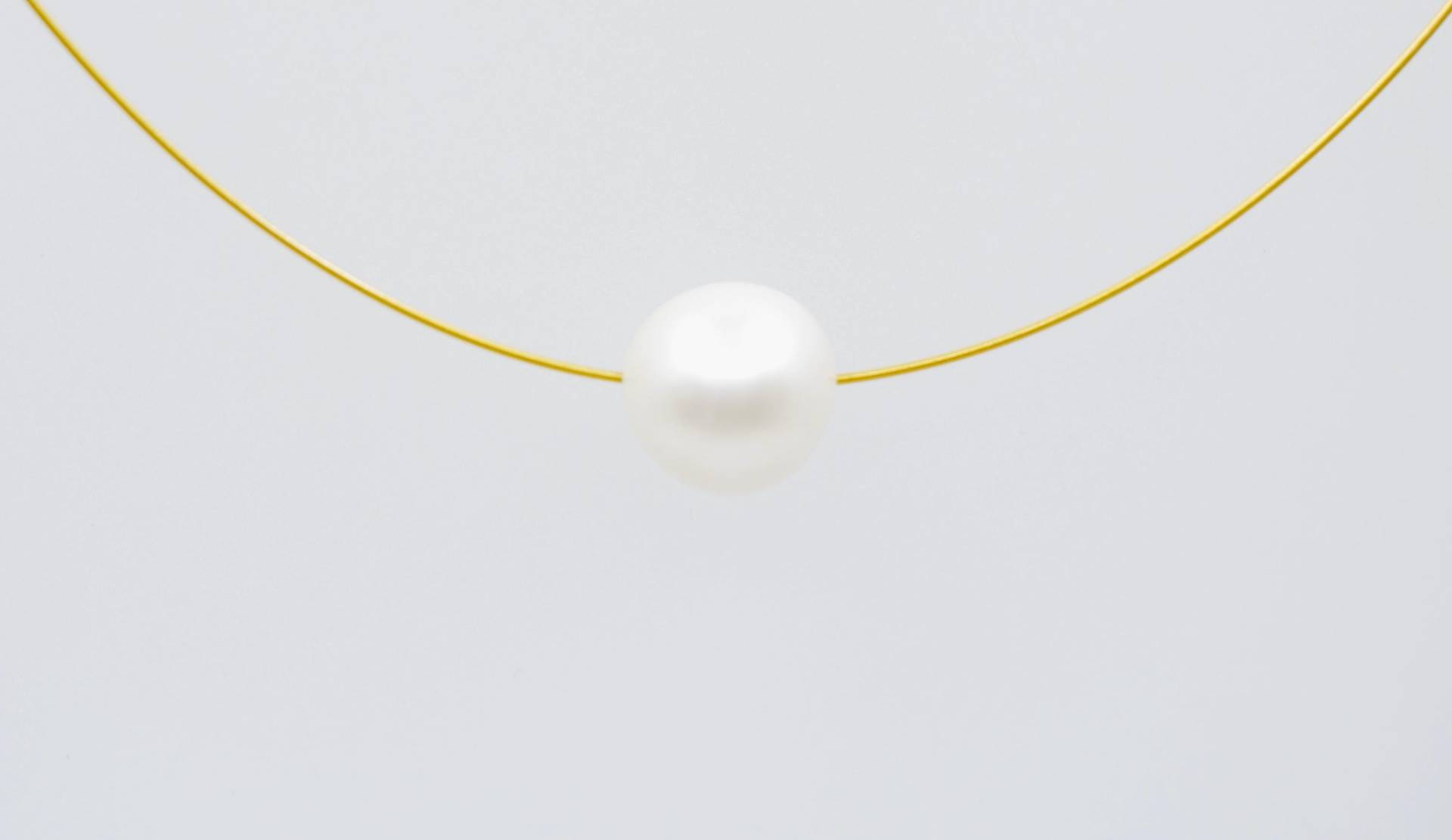 Halsreifen Gold Mit Großer Weißer Perle von SusanneKringsSchmuck