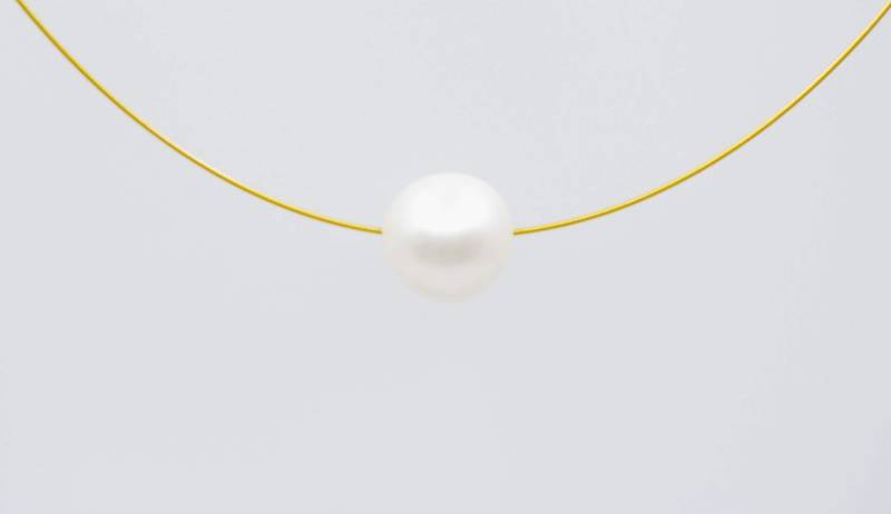 Halsreifen Gold Mit Großer Weißer Perle von SusanneKringsSchmuck