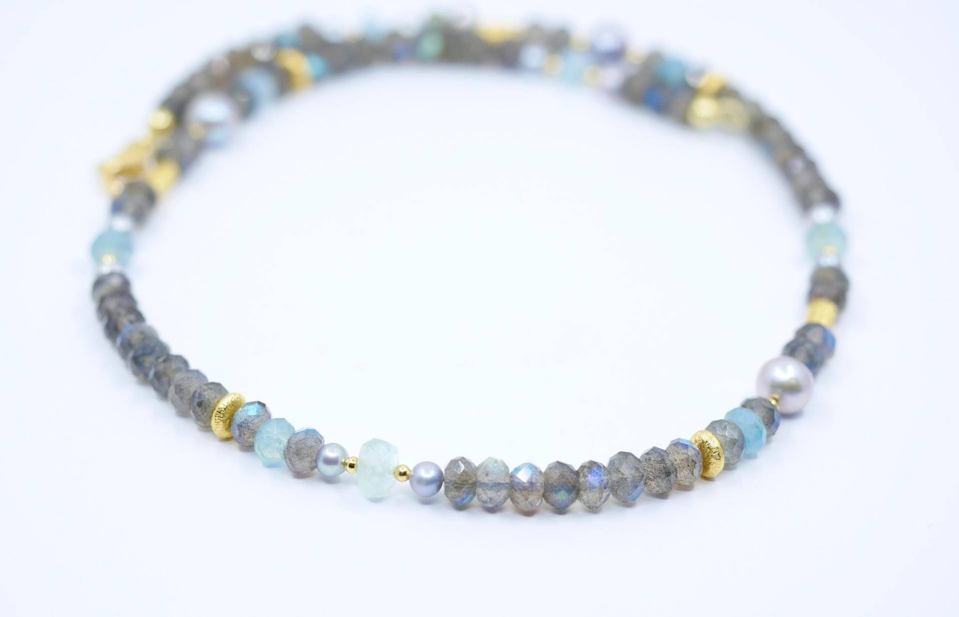Labradorit Kette Mit Aquamarin, Grauen Perlen Und Gold von SusanneKringsSchmuck