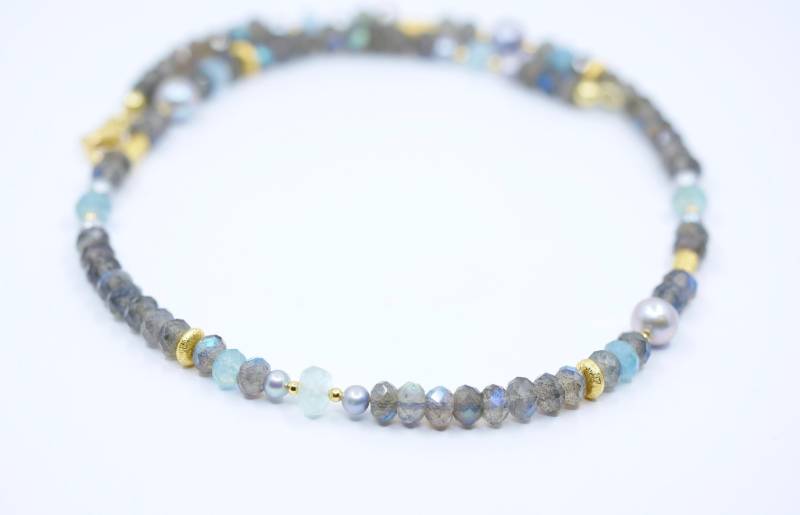 Labradorit Kette Mit Aquamarin, Grauen Perlen Und Gold von SusanneKringsSchmuck
