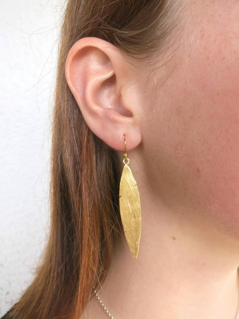 Lange Goldene Blätter Ohrringe von SusanneKringsSchmuck