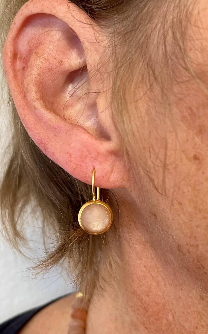 Orangene Mondstein Hängeohrringe von SusanneKringsSchmuck