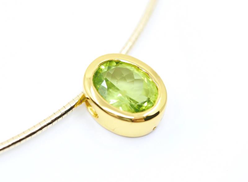 Peridot Kette, Anhänger Mit Omegareif von SusanneKringsSchmuck