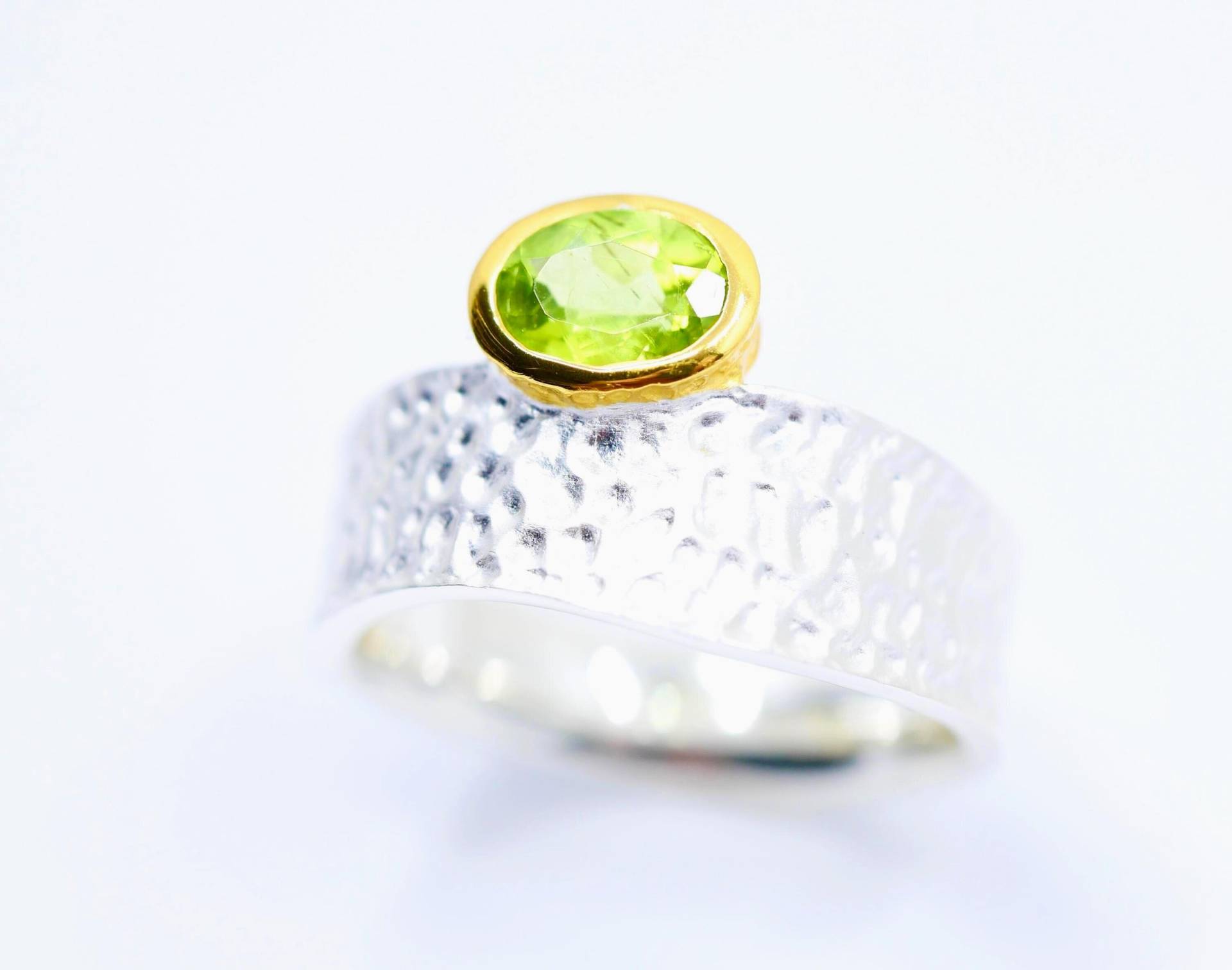 Peridot Ring Hammerschlag Größe 55, Und 62 von SusanneKringsSchmuck