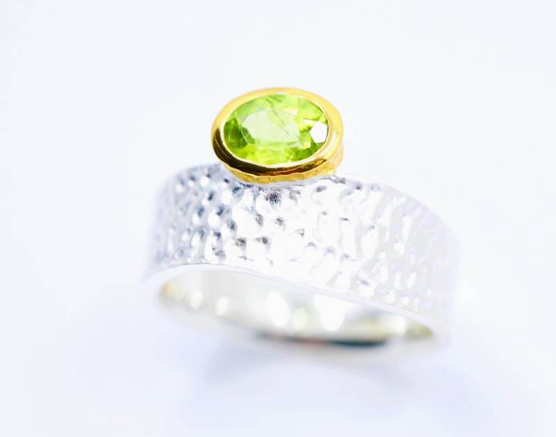 Peridot Ring Hammerschlag Größe 55, Und 62 von SusanneKringsSchmuck