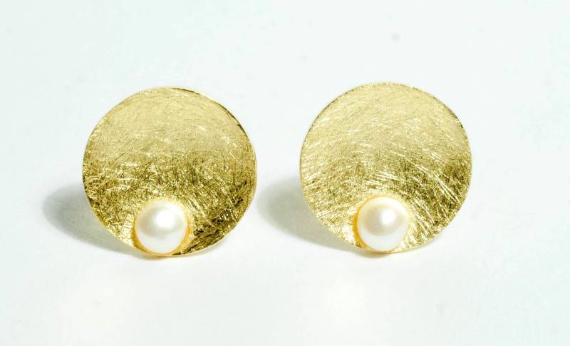 Goldene Runde Ohrringe Mit Echter Perle von SusanneKringsSchmuck
